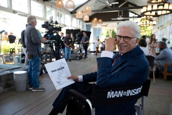 A Man on the Inside : La saison trois met fin à la série Netflix, les guests révélés !